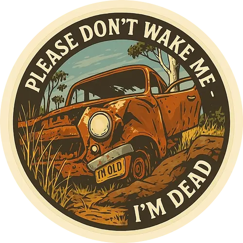 Please don’t wake me - I’m dead - Autowrack, Ironie, Alter, Ende, Humor, Statement Shirt, Please Wake Me, Nerd Shirt, Verfall, Melancholie, Schild, Stillstand, Weitermachen, Alt aber gut, Lost Place, Skurrilität, Absurdität, Rost, Überraschung, Symbolik